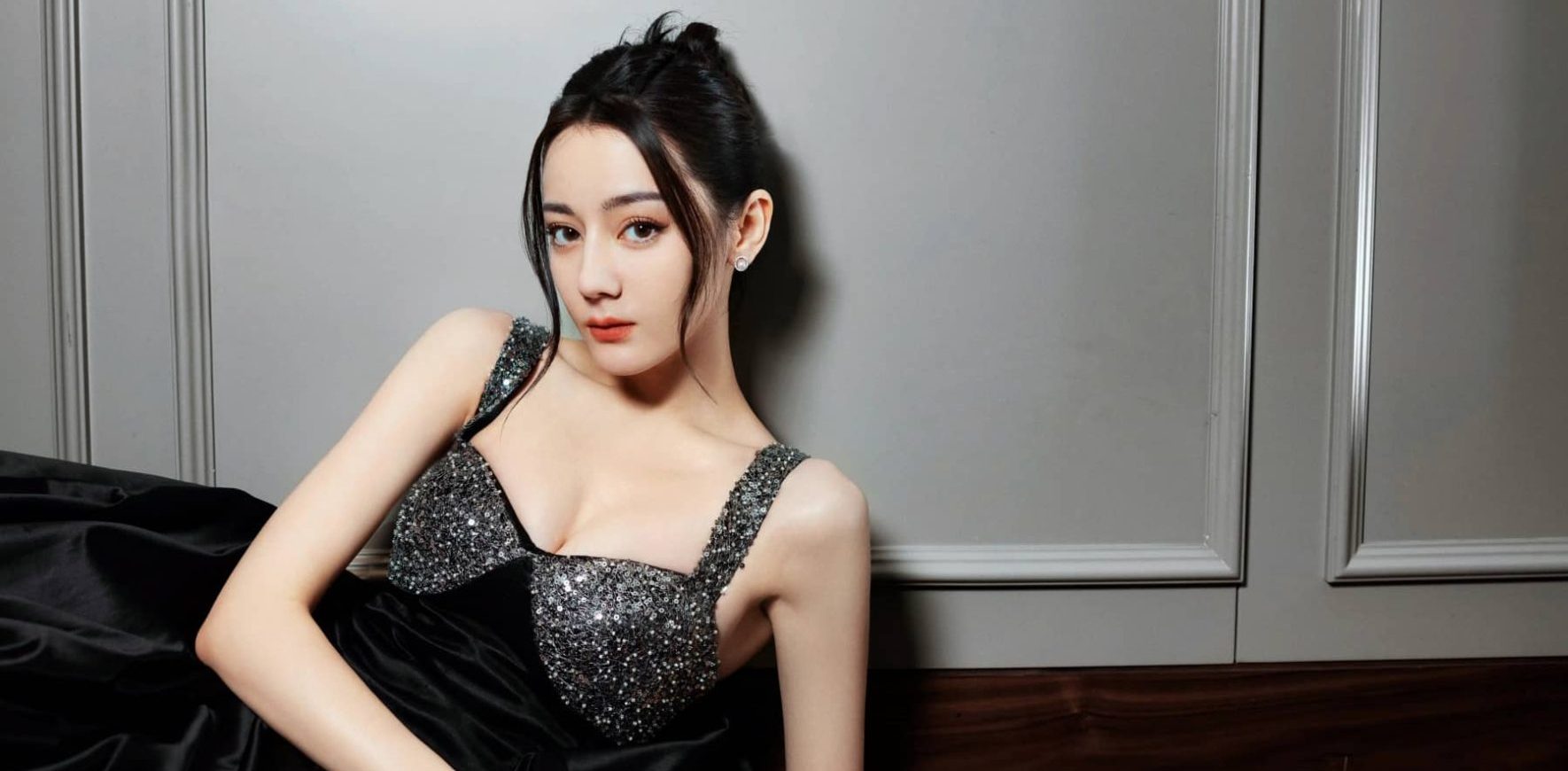 热巴：黑色星钻吊带礼服，真是热辣迷人