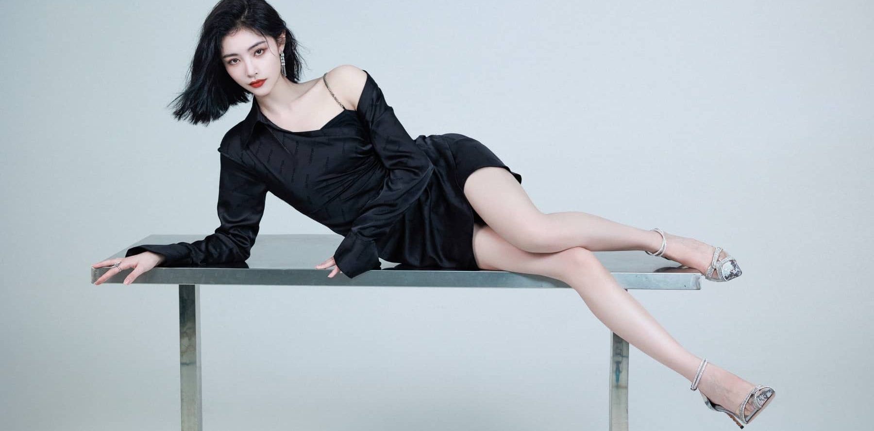 许佳琪大长腿妆造，一袭黑色短裙，柔美可人