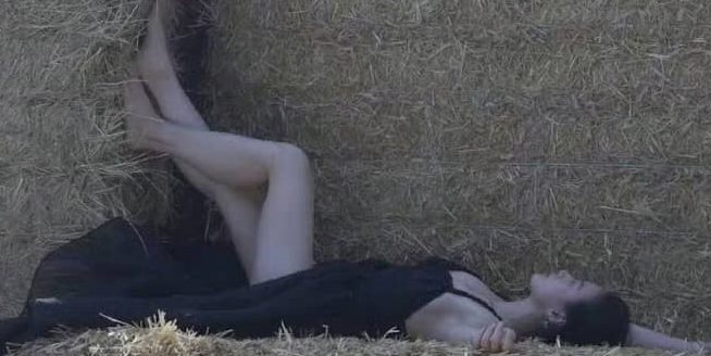 李梦：黑色吊带裙光脚丫，韵味满满