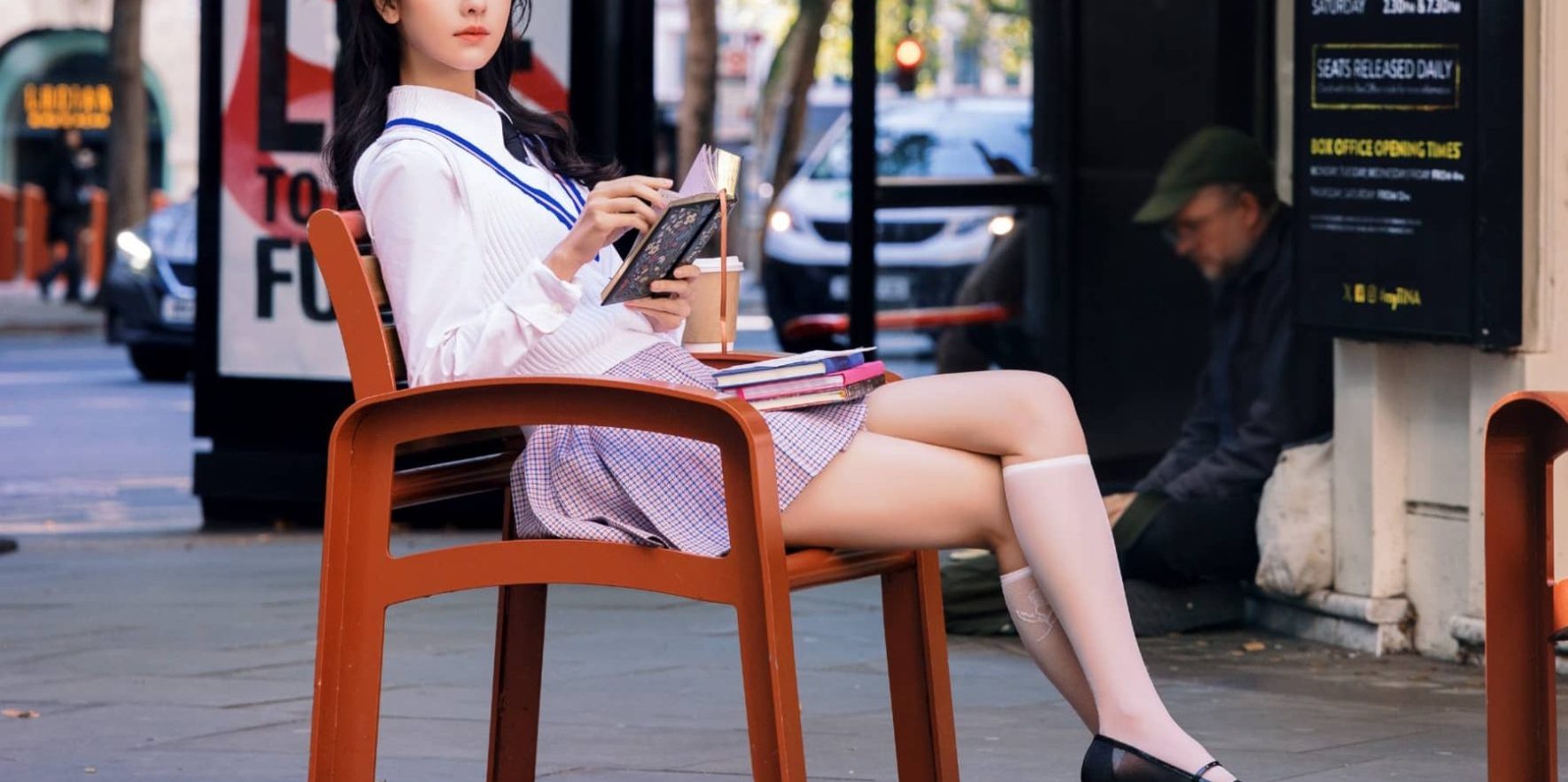 陈都灵，英伦风校园少女感：衬衣短裙白袜，青春甜美