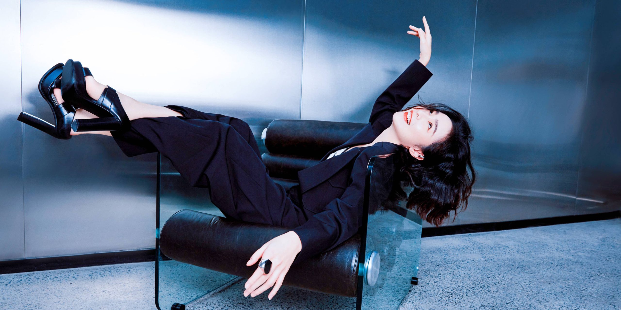 高叶迷人的大嫂：红唇黑衣，翩姿卓然，浅颂花韵