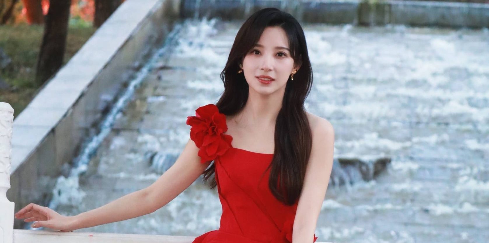 马凡舒：红裙倩影，优雅生姿