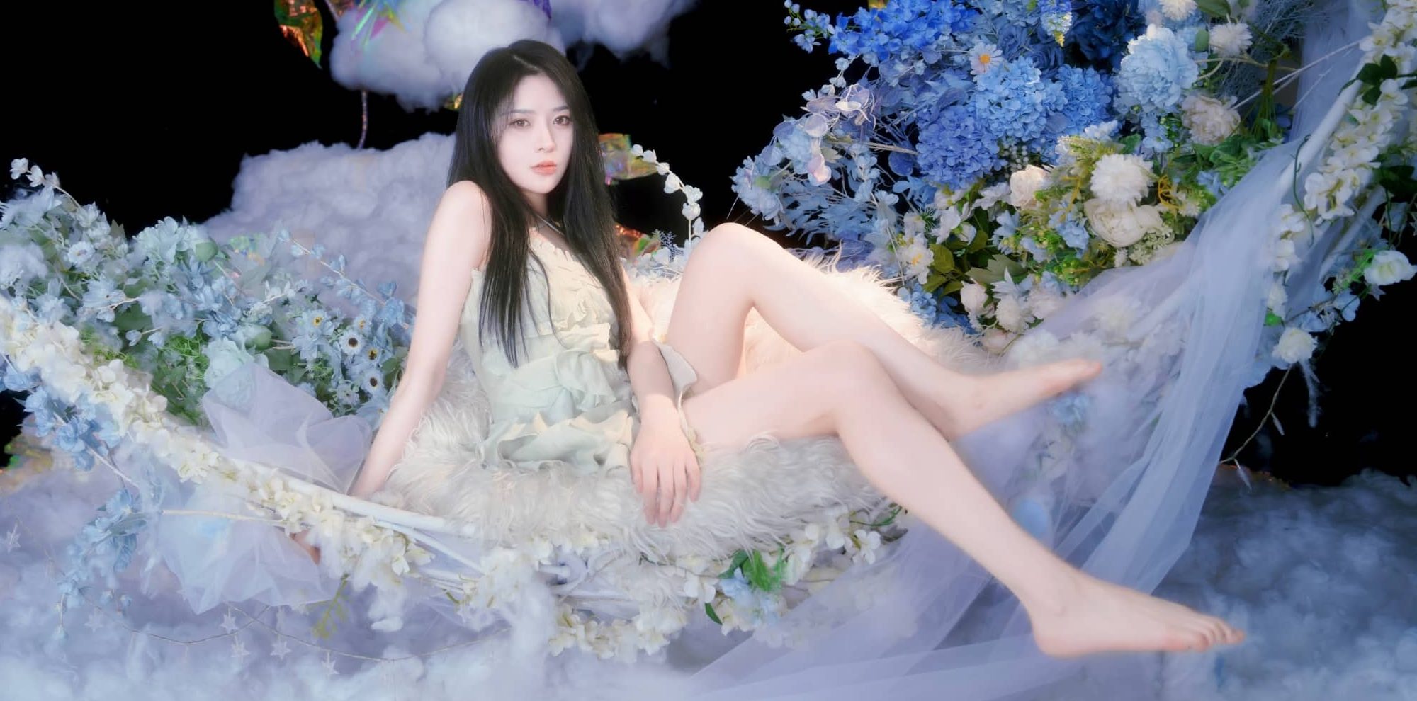 莫寒，轻如纱白如雪，月下光脚美人