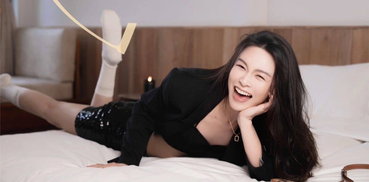 文咏珊，黑衣小白袜穿搭，又帅气又温柔