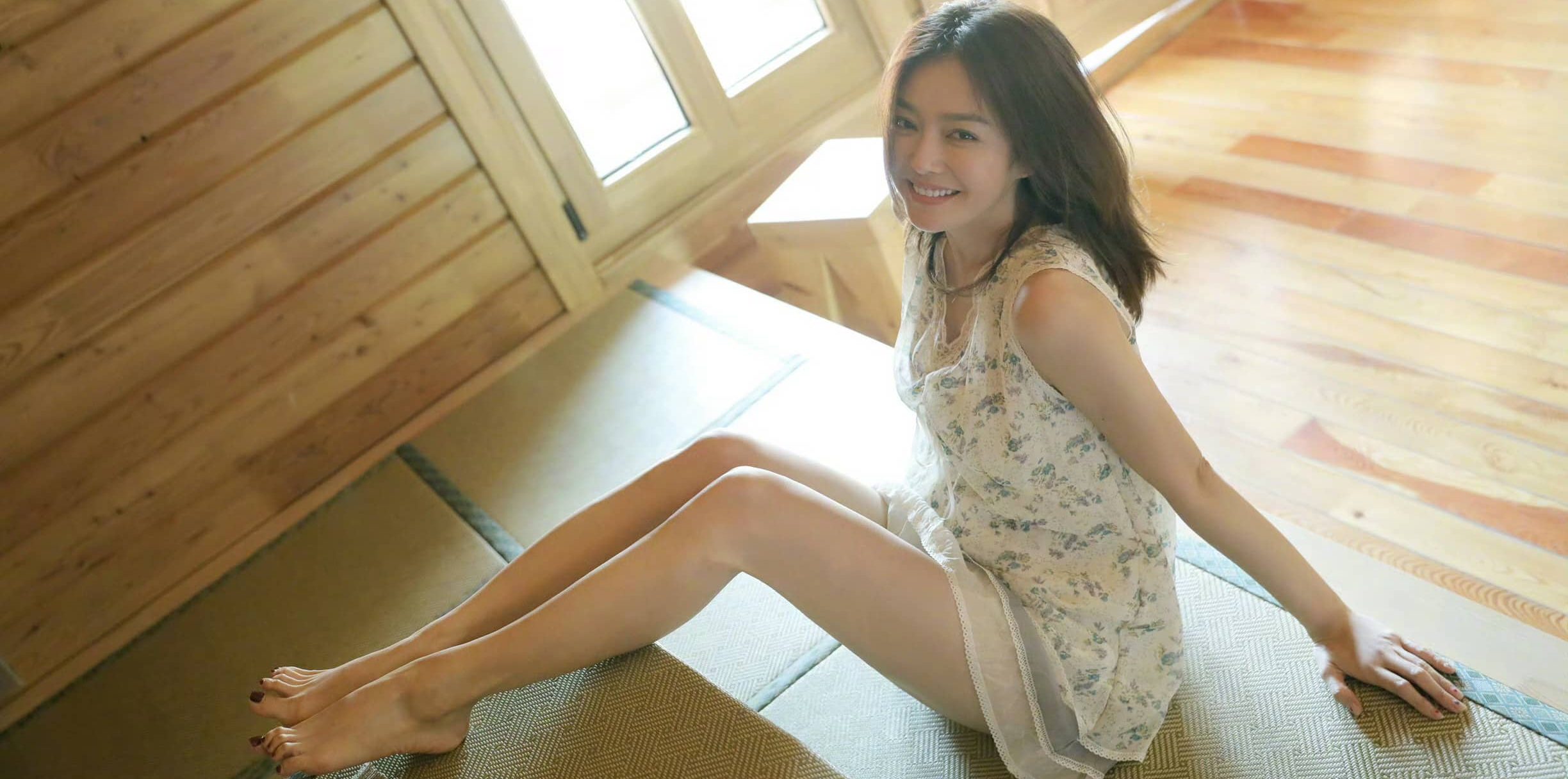 秦岚碎花裙私服，40+的女生，这少女感没谁了