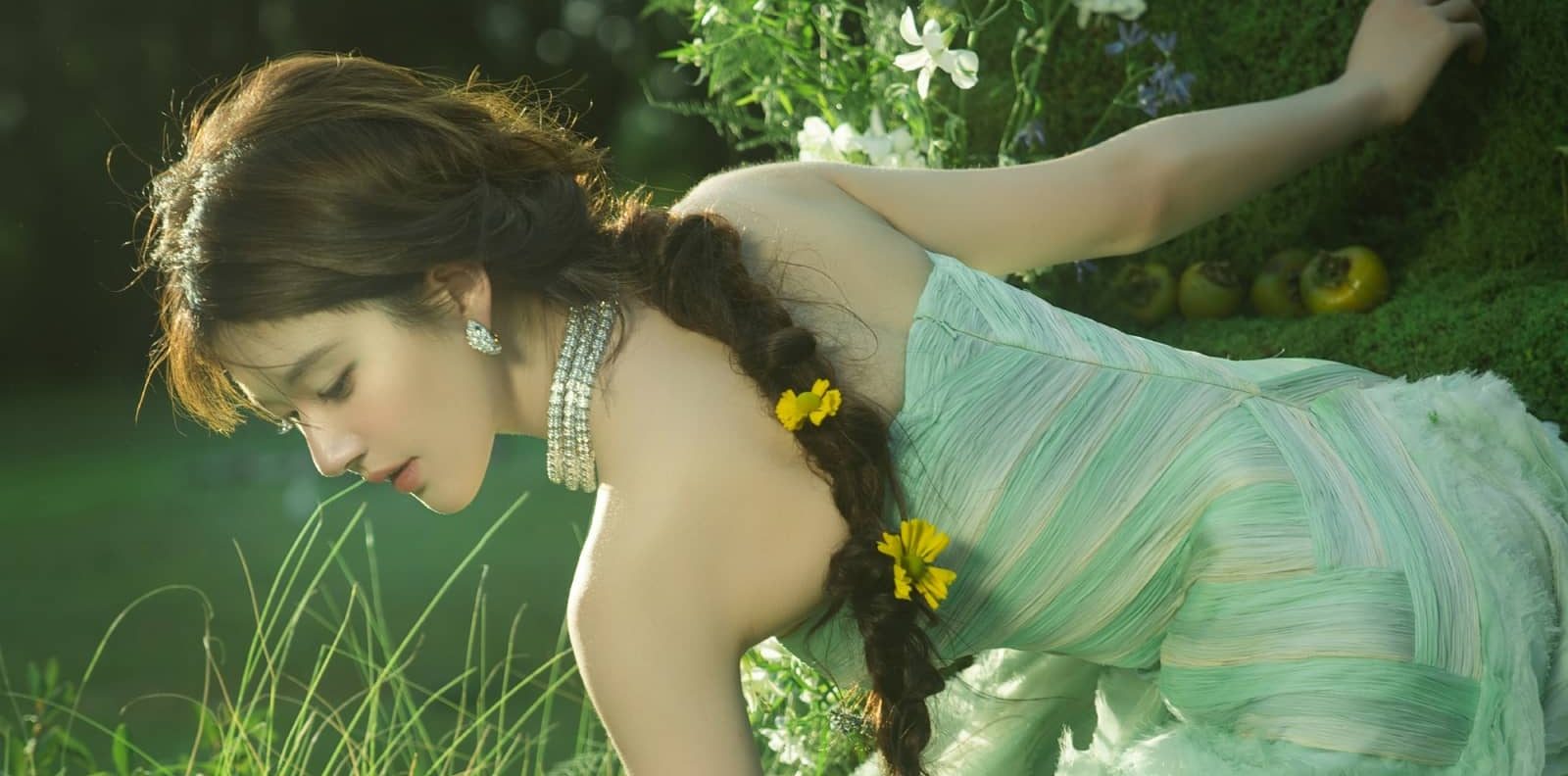 赵露思，超长麻花辫绿色高定，甜美怡人