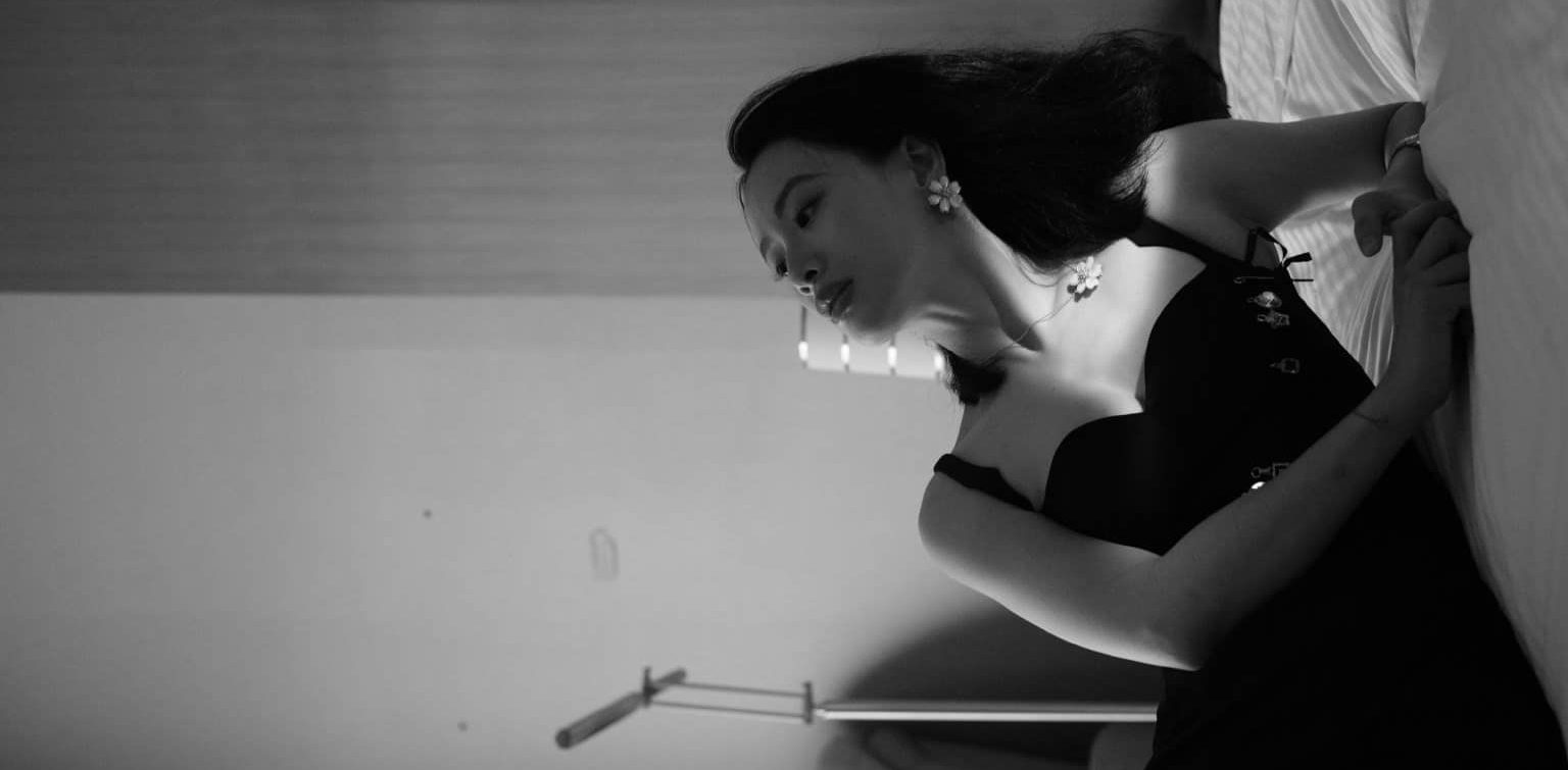 李梦黑色吊带裙街拍太优雅了吧