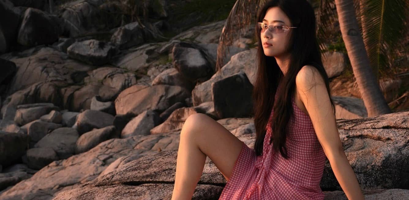 卢昱晓，粉裙俏皮光脚丫图集