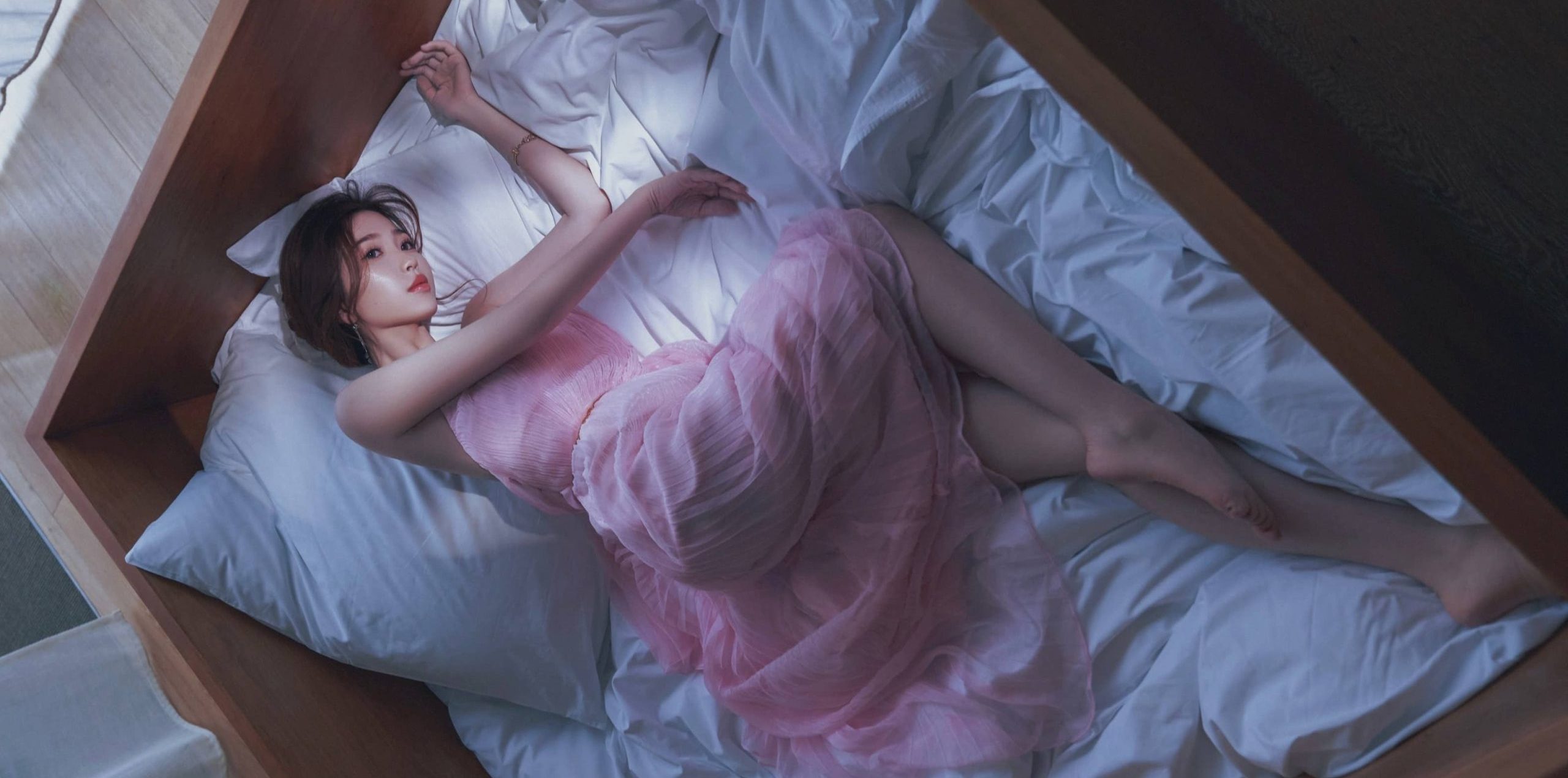 虞书欣写真大片：淡粉佳人，精致柔美