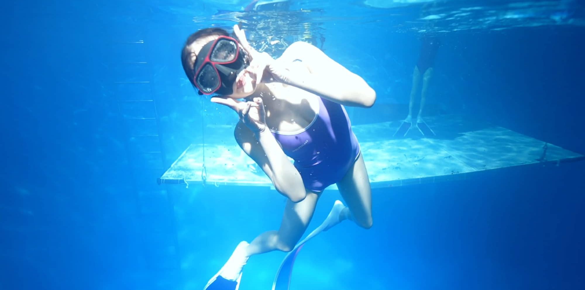 任敏泳装潜水造型，蓝色泳装秀出健美好身材