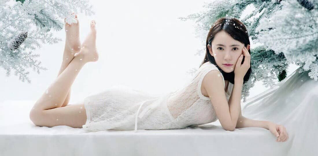 刘萌萌，一如既往的甜美可人，小脚丫好俏皮