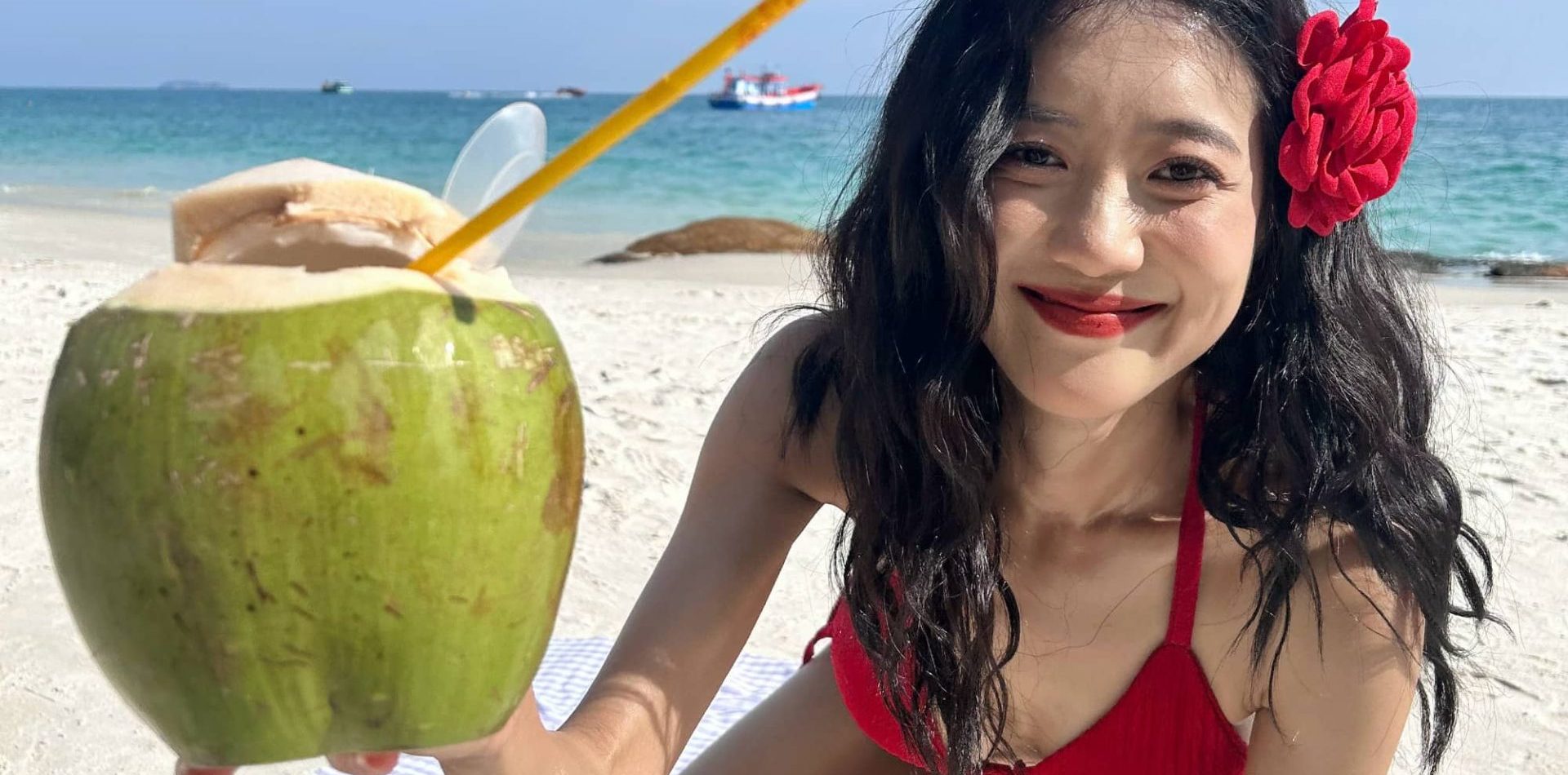 王梓薇红色泳装穿搭精选