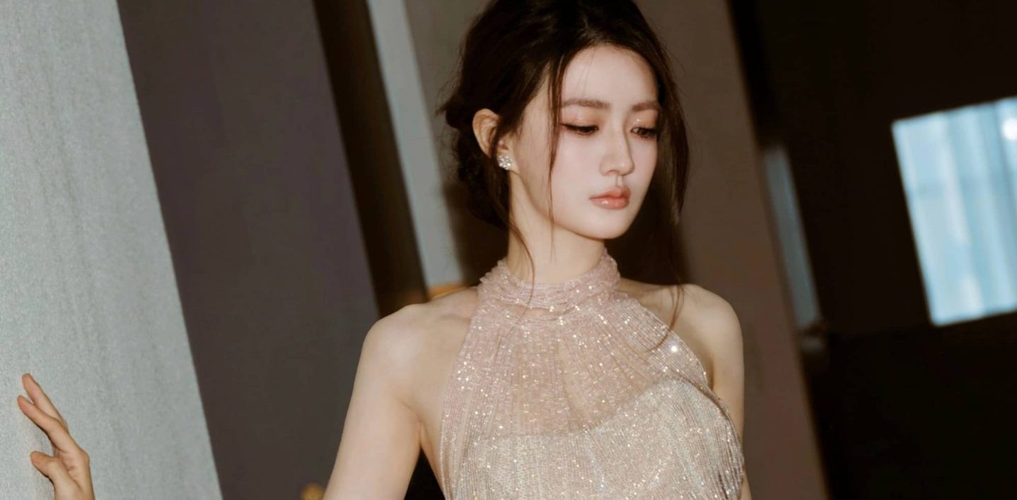 徐璐，蕾丝纱裙好适合她