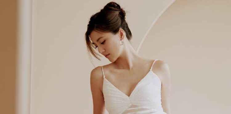 吴千语，白裙大长腿妆造，浪漫纯美