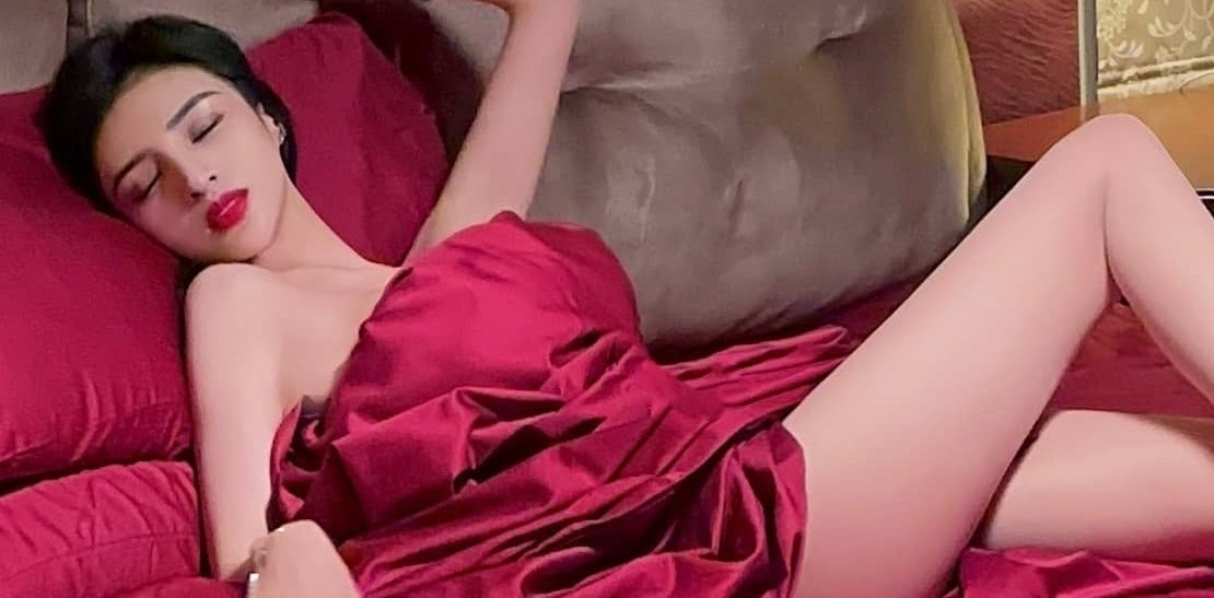 吴春怡，红裙穿搭光脚妆造，妥妥的大长腿姐姐