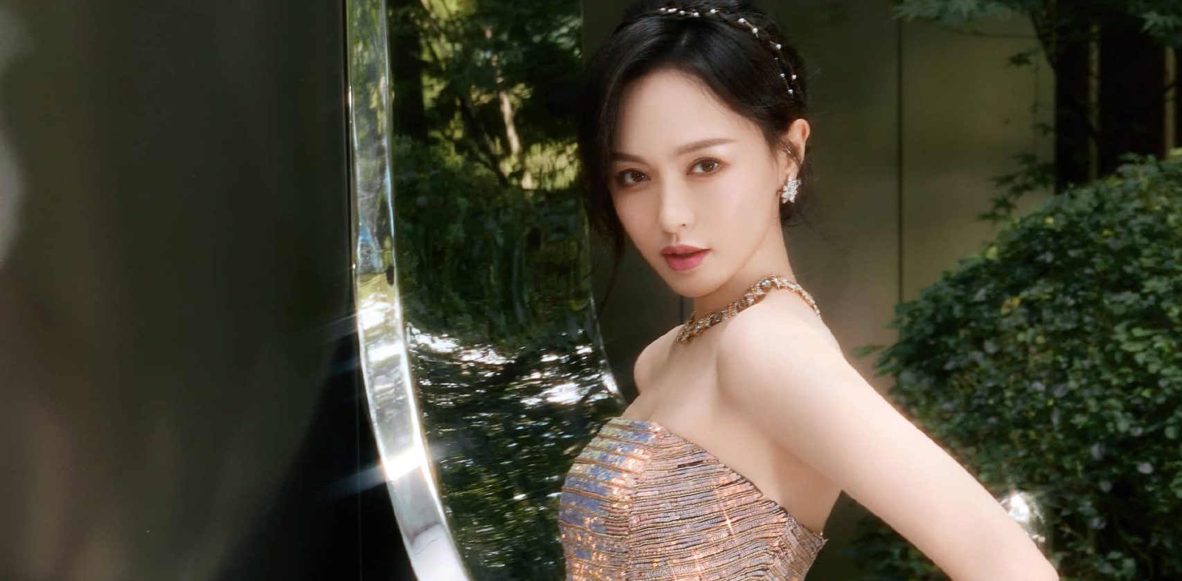 唐嫣今日仙气美人上线， 鎏光绿意，松弛感满溢