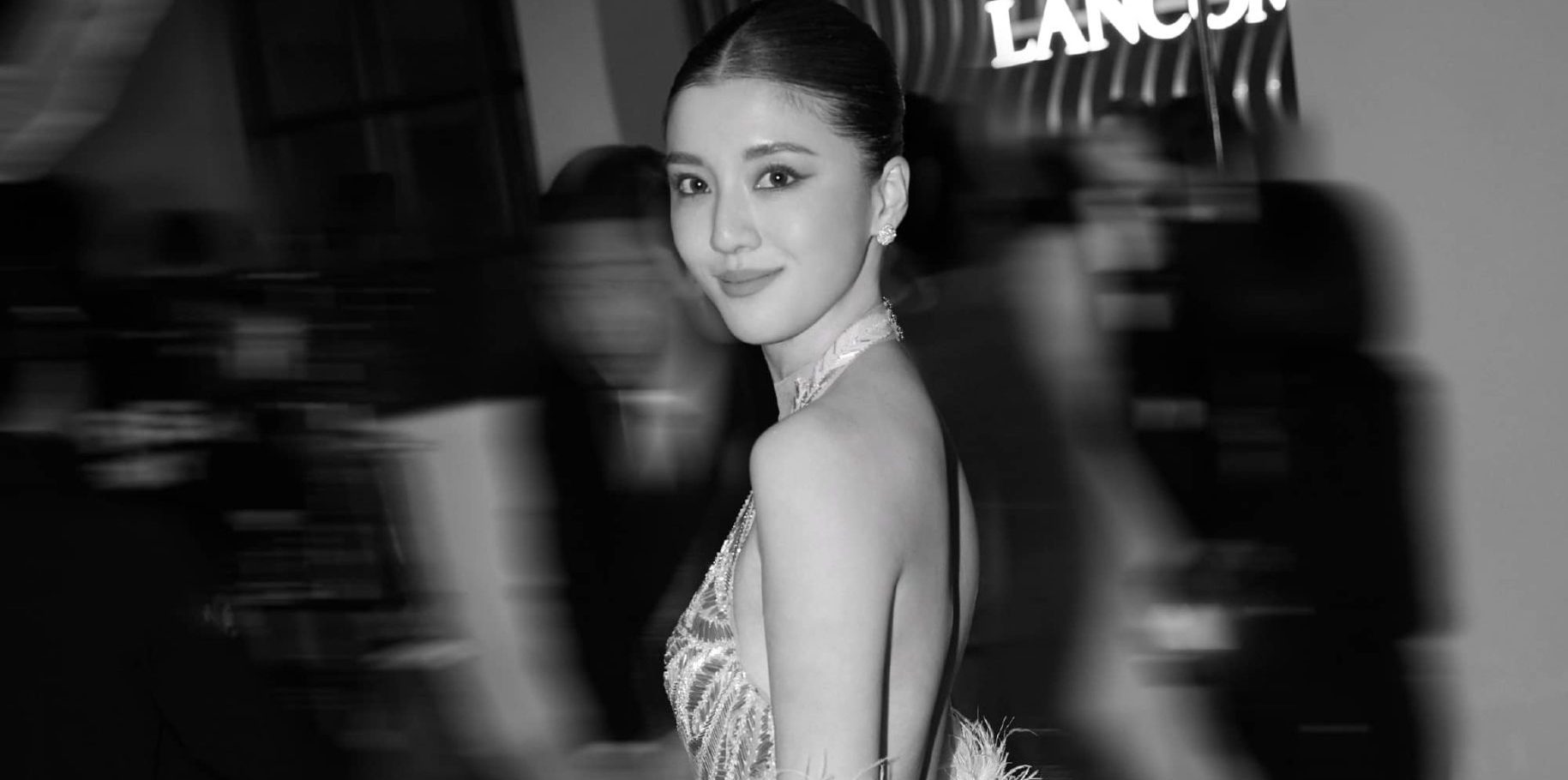 吴千语活动晚宴：银装白羽步履款款