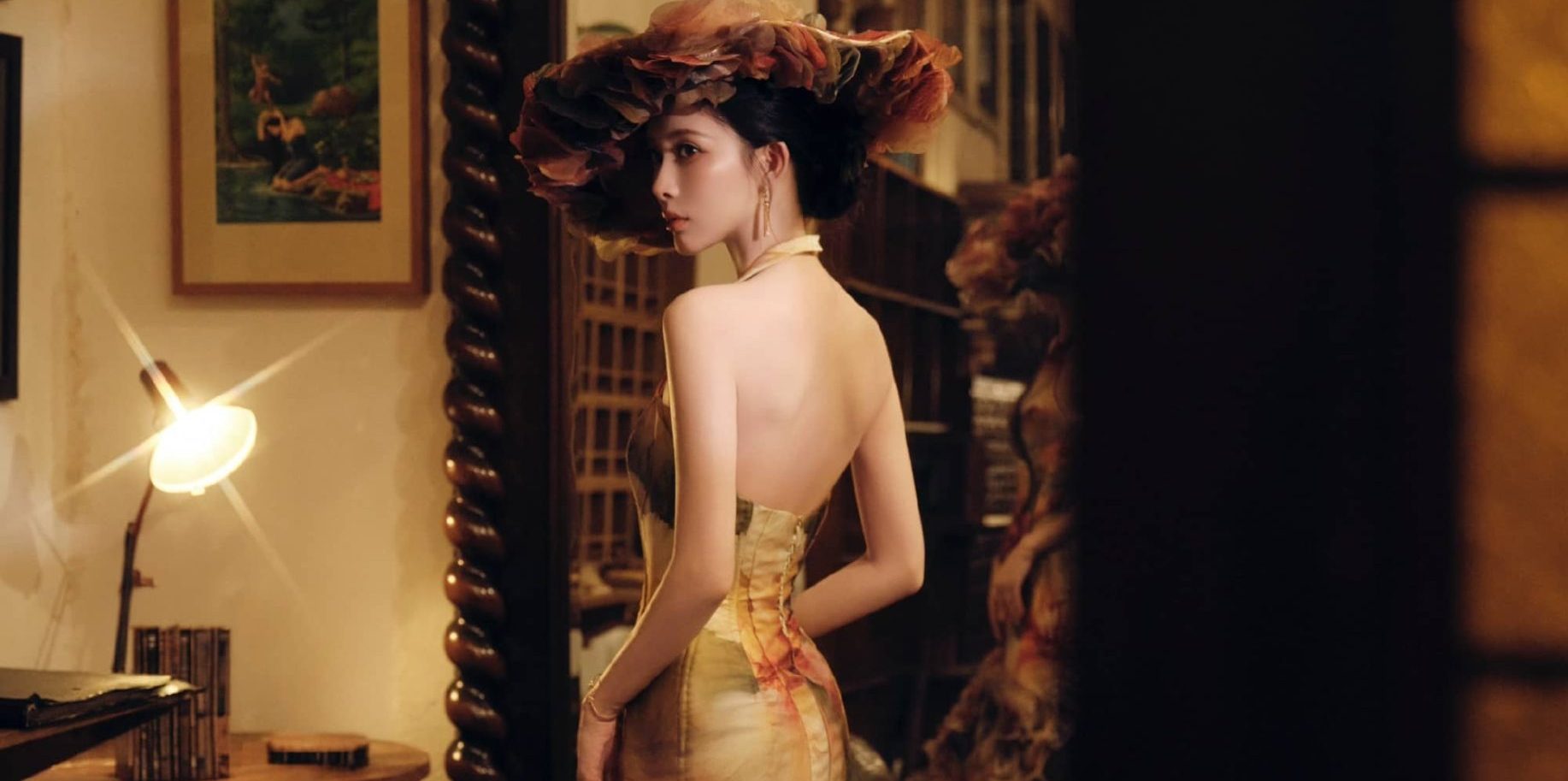 孟子义全新精致裙装，仿若置身于暗夜梦境的女公爵