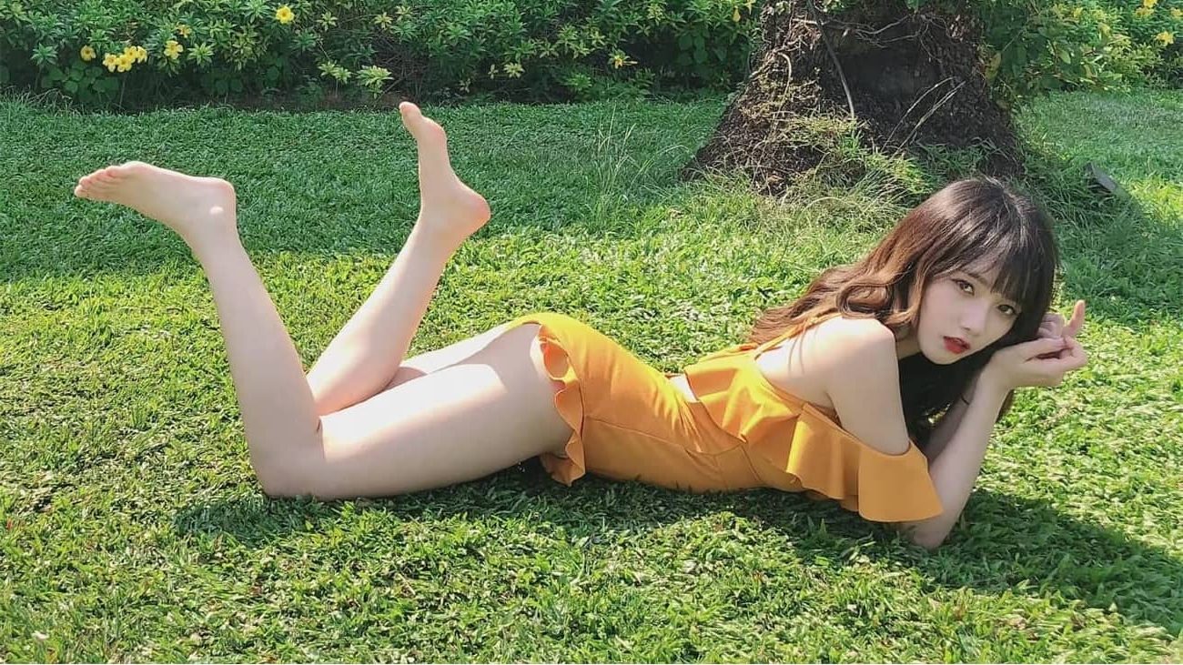 宋昕冉，唯美少女，俏皮的小脚丫