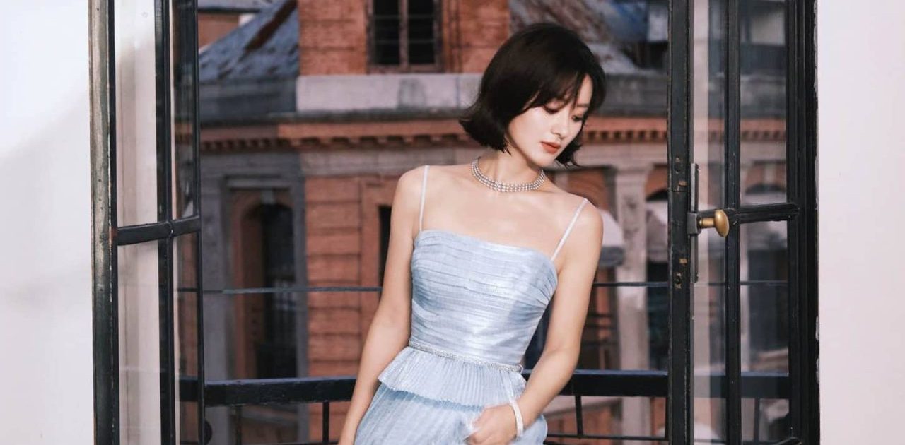 赵丽颖今日份壁纸：暮色银妆，笑颜如花