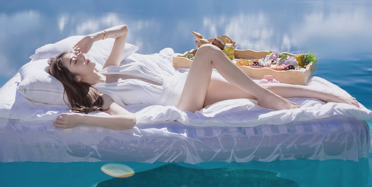 卓仕琳白衬衣度假美图，高挑吸睛，好唯美的海边氛围